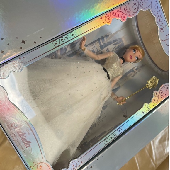 Disney Princess Cinderella Doll with Gold and White Gown. Collectable, retired - Picture 4 of 12